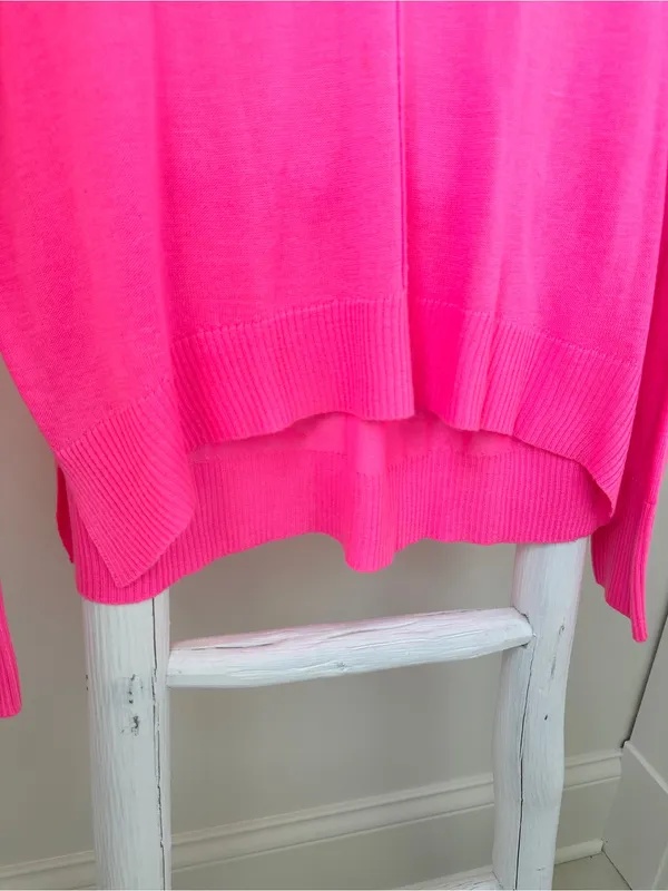 J & J Dropped Shoulder Neon Pink V-Lightweight V-Neck Sweater Size Medium - Image 5