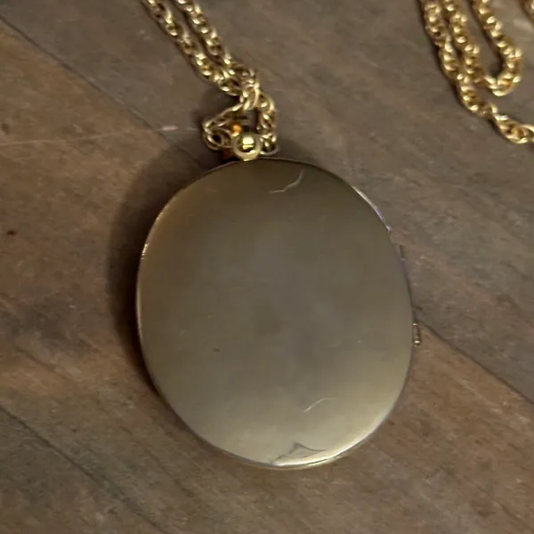 Vintage gold tone oval filigree locket pendant necklace - Image 4