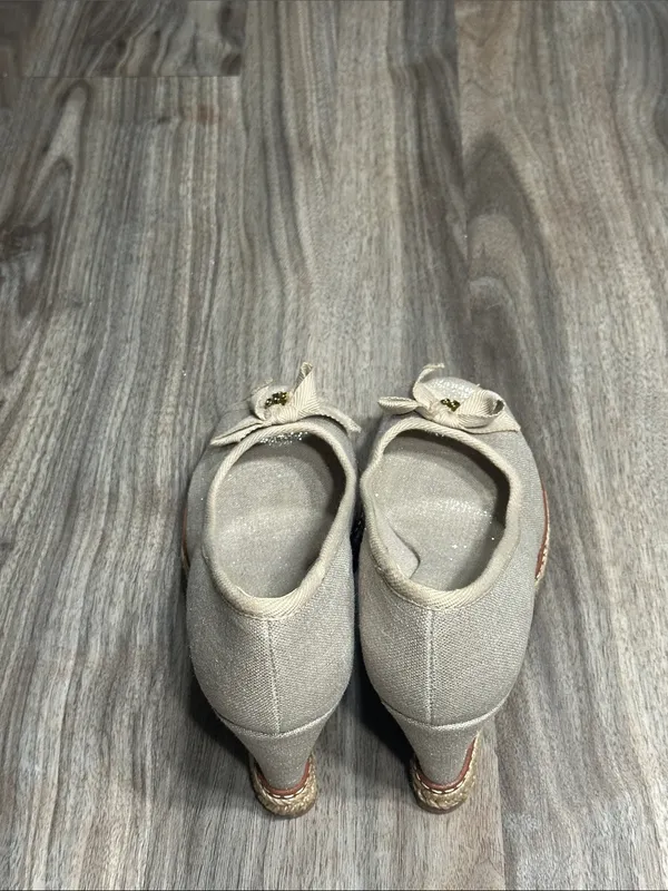 Tory Burch Espadrille Wedge Peep Toe Bow Pumps Metallic Beige. - Image 15