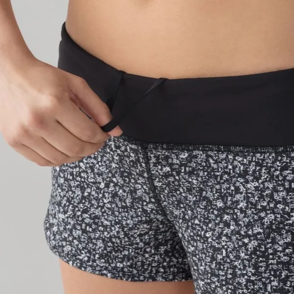 Lululemon Speed Short 4-way Stretch 2 1/2" Daisy Dust Alpine White Black 8 - Image 4