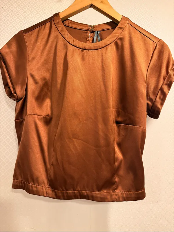 Anthropologie Copper Satin Casual Crop Baby Tee Size S - Image 2