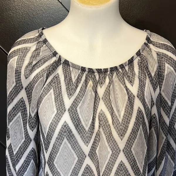 AB STUDIO Off Shoulder Top Size Medium - Image 5