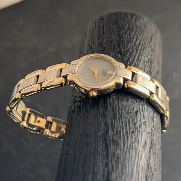 Ladies Citizen Watch Two Tone 5920-S76248 Needs New Battery - Image 2