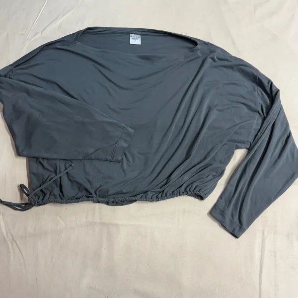 Athleta women’s cinch bottom flowy top with flowy sleeves size M - Image 2