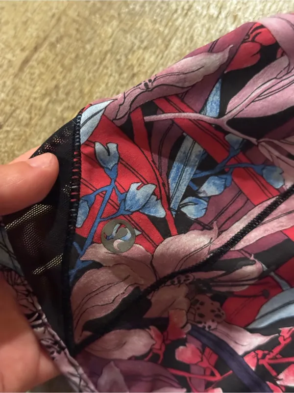 Lululemon Hotty Hot Short II *2.5" Lush Lillies Multi / Black Size 8 - Image 5
