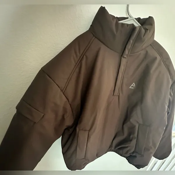 PrettyLittleThing Espresso High Neck Cropped Puffer Jacket - Image 4