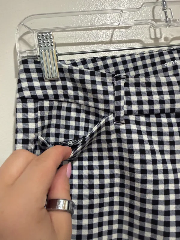 Old Navy Pixie Gingham Ankle Pants Women’s Size Petite 2 In good condition * Slim, tailored silhouette with a flattering mid-rise fit * Soft stretch cotton blend for all-day comfort * Zip fly with hook-and-bar and button closure * Belt loops * Functional front slash pockets * Faux welt back pockets * Cropped ankle length * Perfect for the office, business casual, workwear, brunch, or everyday wear * Fabric: 95% Cotton, 5% Spandex - Image 4
