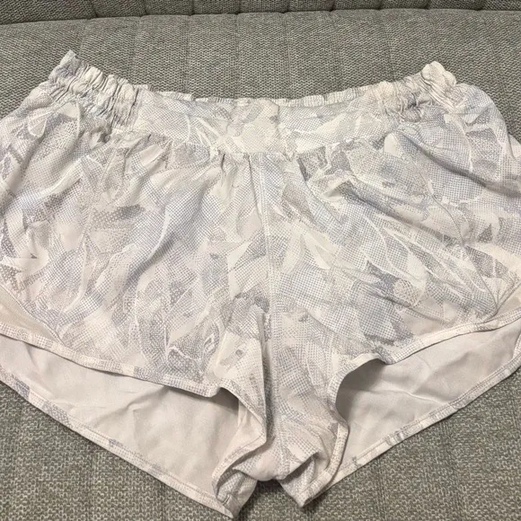 lululemon white jasmine multi hotty hot shorts - Image 4