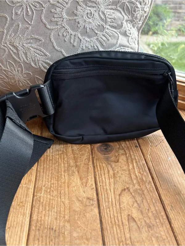 Lululemon Black Everywhere Belt Bag - Image 4