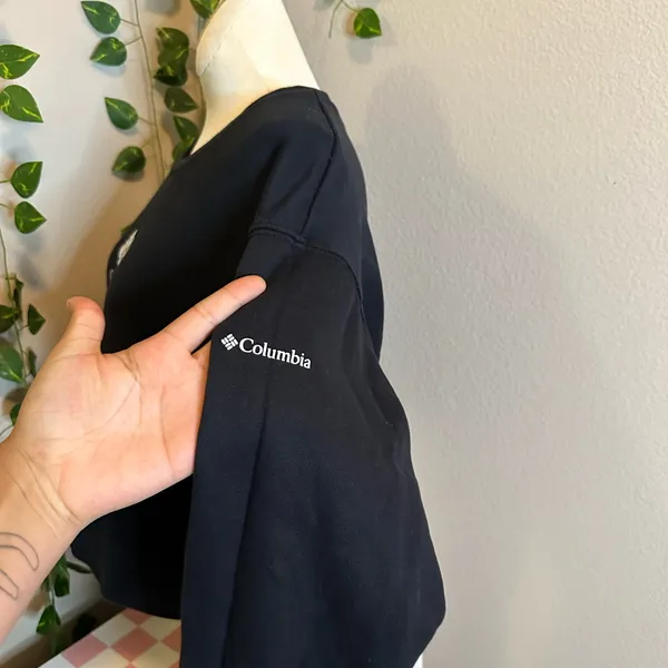 Womens Columbia black and white cropped crewneck size medium - Image 4