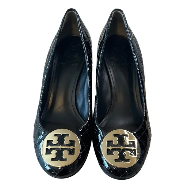 Tory Burch Quinn Quilted Patent Wedge Pumps‎ Black Gold Logo Size 8.5 - Image 2
