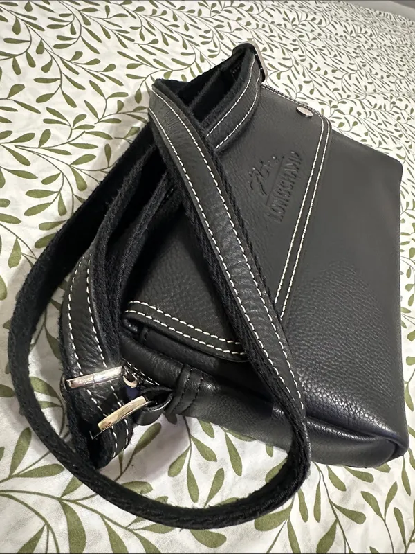 Longchamp Black Leather Shoulder Bag with Contrast Stitching - Image 11