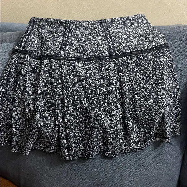 Lululemon Lost In Pace Skirt (Tall) (15") Daisy Dust Alpine White Black / Black - Image 6