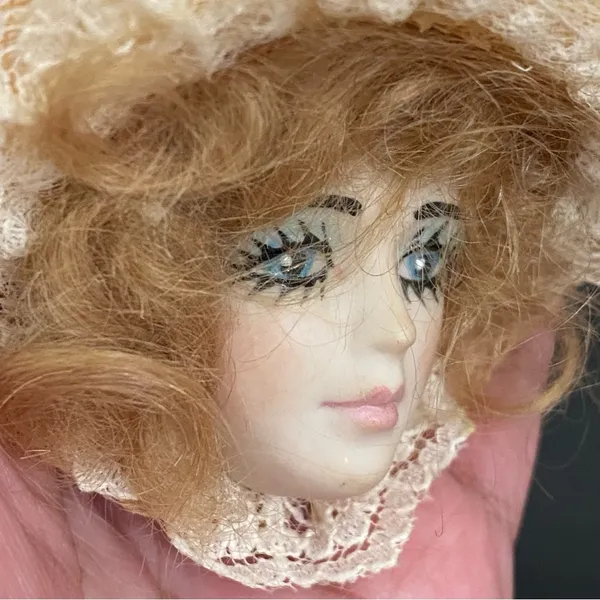 Vintage Porcelain Face Victorian Lady Head with Fascinator Hat Brooch 21g - Image 12