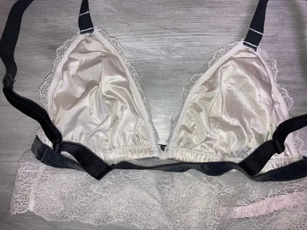 Victoria’s Secret White lace And Black Velvet Bralette - Image 5