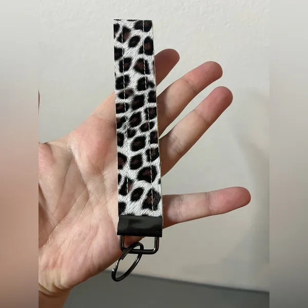 Handmade Vinyl Cute Trendy White Cheetah Print Keyfob Wristlet Keychain Animal - Image 3
