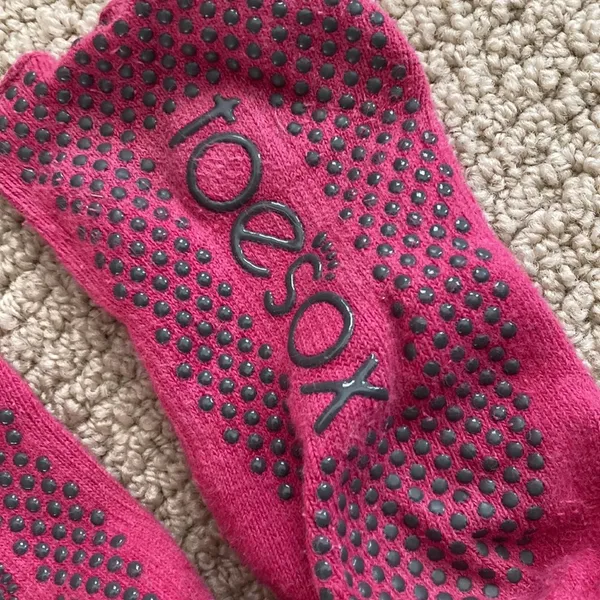 Toesox Half Toe Bellarina Grip Socks Size Medium Dark Pink Barre Pilates EUC - Image 6