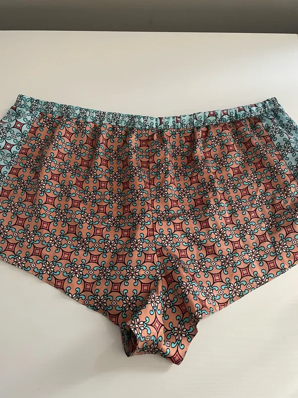 Victoria’s Secret shorts - size large - Image 3