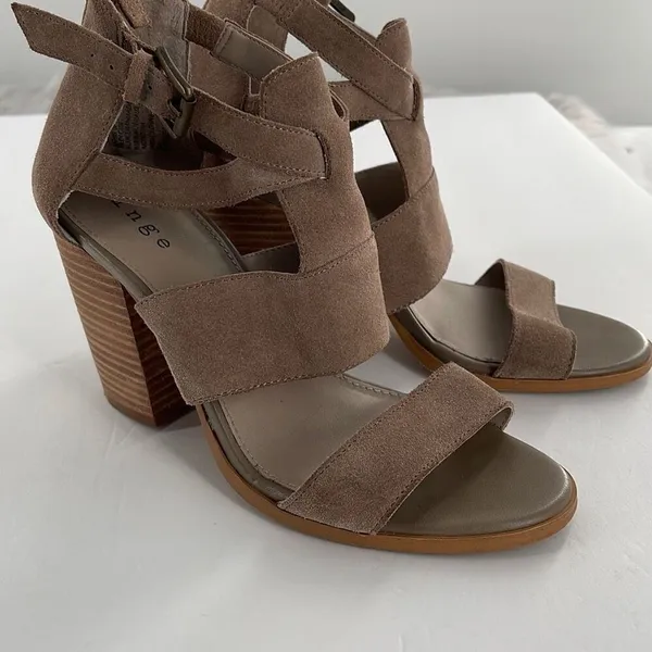 Hinge size 7.5 taupe leather zipper back 4” heeled sandals. - Image 2