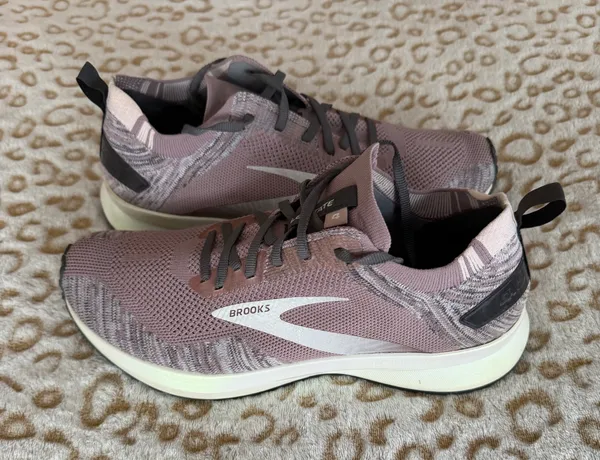Brooks Women's Levitate 4 Pink/ Gray Running Shoes Size: 10.5B - Image 4