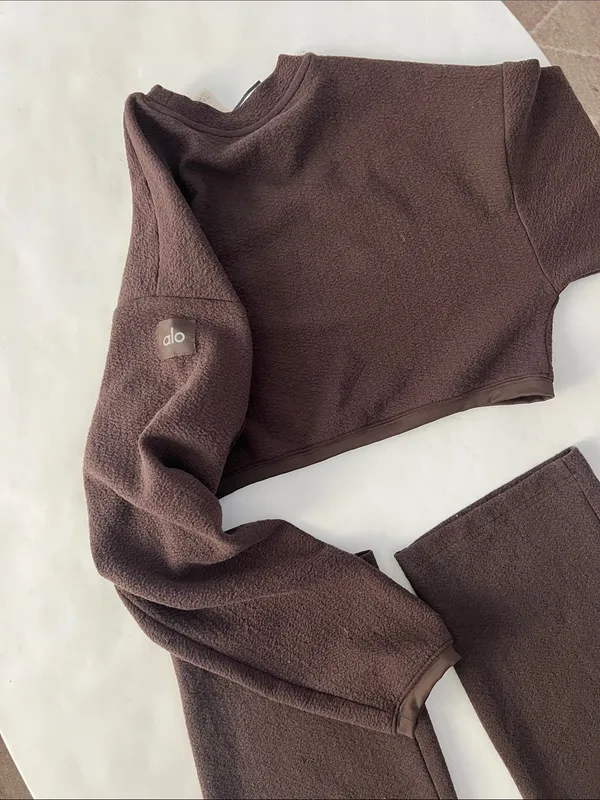 Alo Yoga 2 Piece Set - Cropped Tailored Crew Neck & Tailored Sweatpant Espresso - Image 4