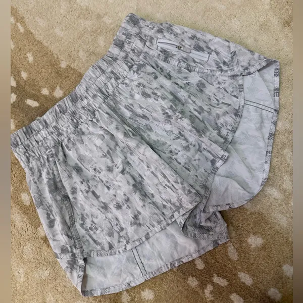 Lululemon Athletica Tracker Short V 4" in City Breeze Alpine White Multi size 10 - Image 3