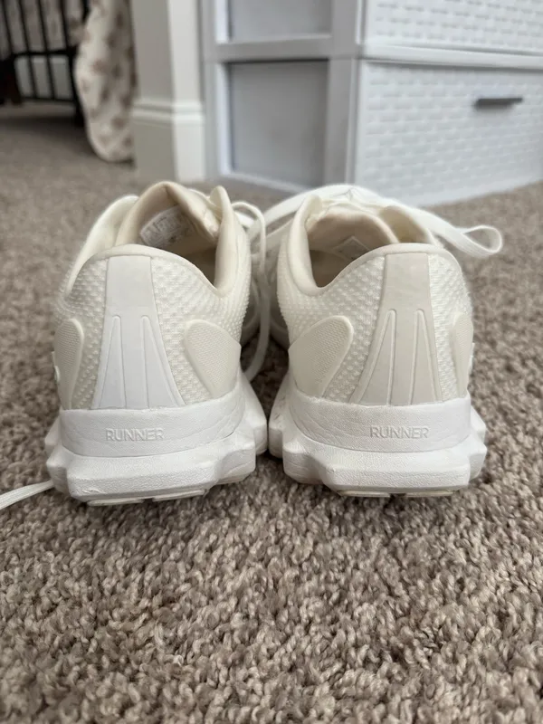 Alo Yoga Runner Sneakers White - Image 5