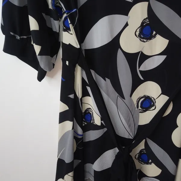 Maurices 1X Black Blue Flowers Top Plus - Image 5