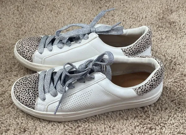 Universal Threads star sneaker with leopard print and silver laces - Image 3