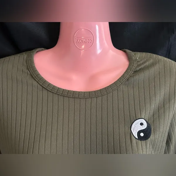 Love Streak Women’s Olive Green Yin Yang Long Sleeve Ribbed Crop Top SZ LG - Image 5