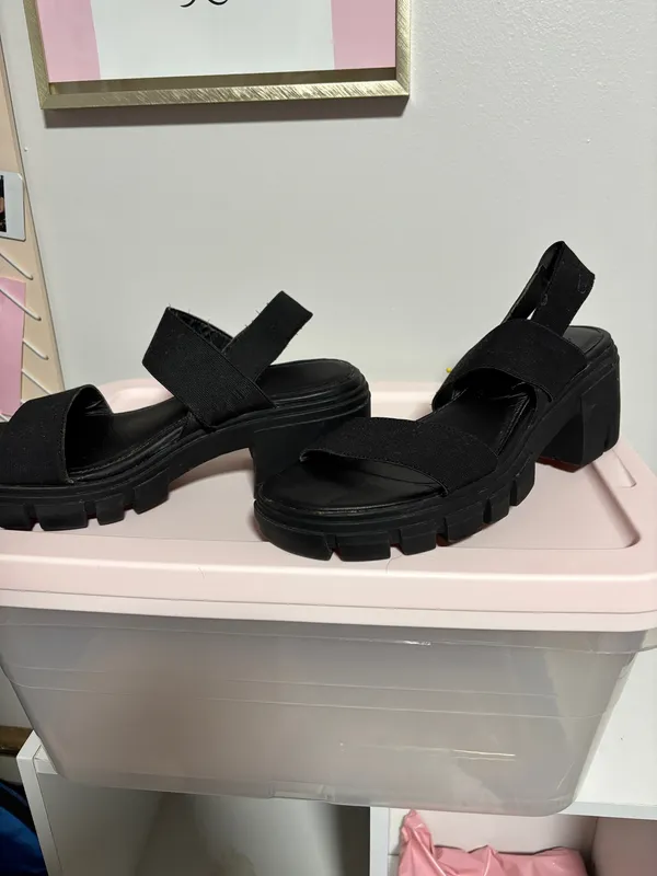 Chunky black platform sandal - Image 2