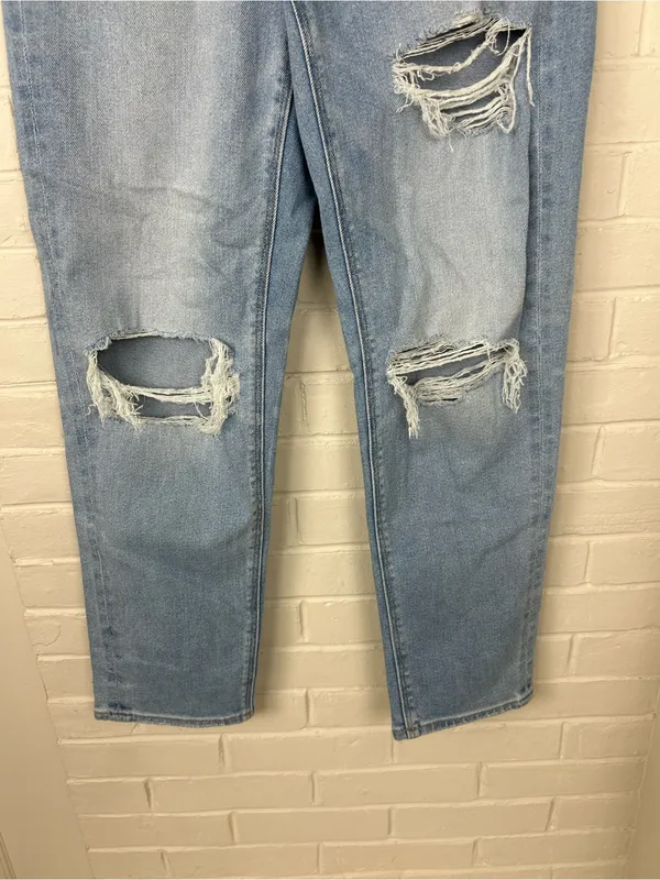 American Eagle Distressed Light Wash Mom Straight Jeans Size 4 - Image 6