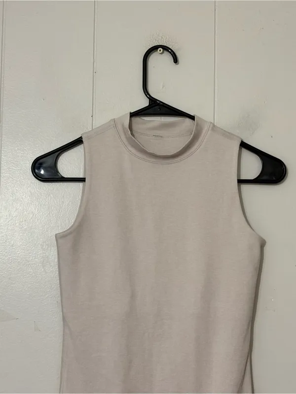 Vuori Halo Mock DreamKnit Bodysuit Milkweed Heather Sleeveless Soft Athleisure - Image 3