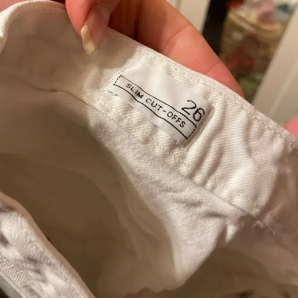 GAP WHITE DENIM SLIM CUT OFF SHORTS - Image 5