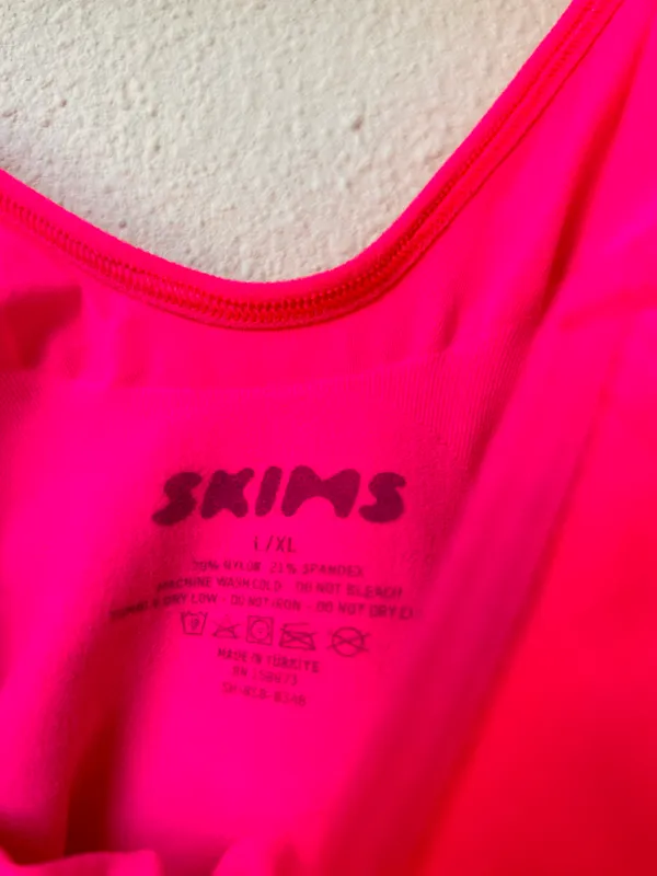 SKIMS FLAMINGO PINK SEAMLESS SCULPTING BODYSUIT L/XL New ( Sold Out) - Image 4
