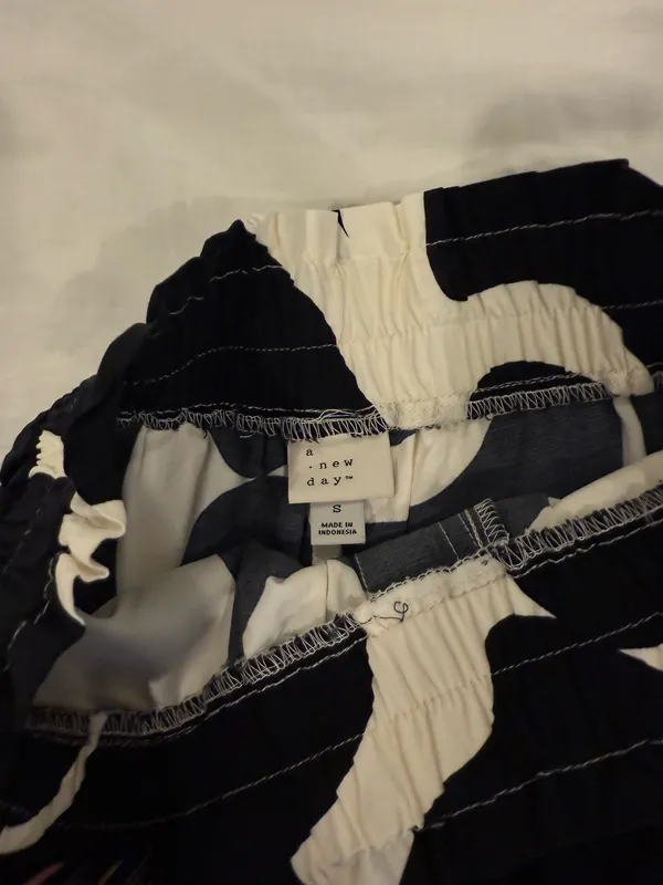 Black and Cream Flowy Shorts - Image 4