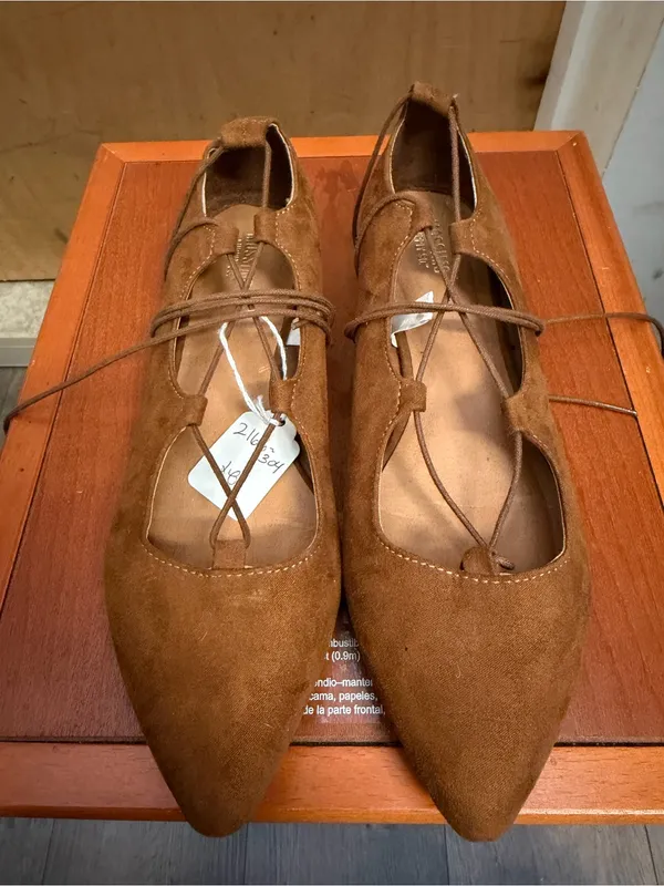 Mossimo Supply Co. Brown Suede Lace-Up Ballet Flats - Pointed Toe Shoes. Size: 6 - Image 3