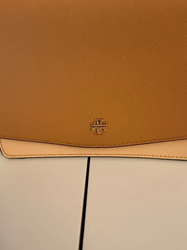 Tory Burch Two-Tone Tan Leather Crossbody with Gold Chain - Image 4