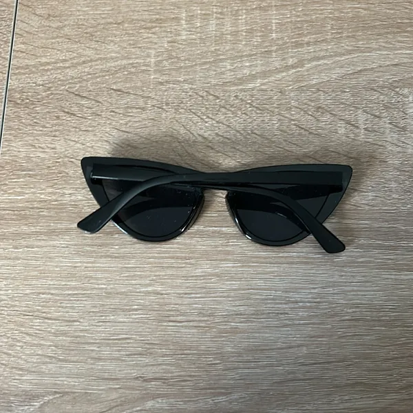 Black cat eye sunglasses - Image 2