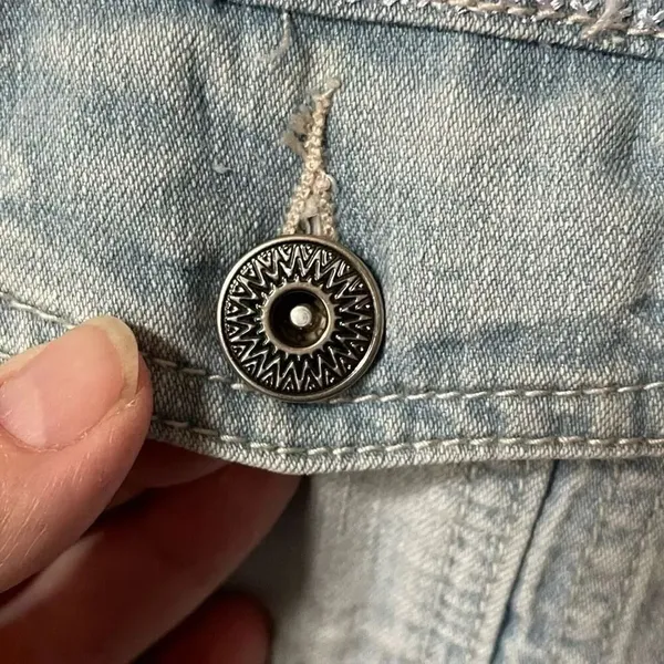 Christopher & banks size XL embroidered light wash denim jacket. - Image 5