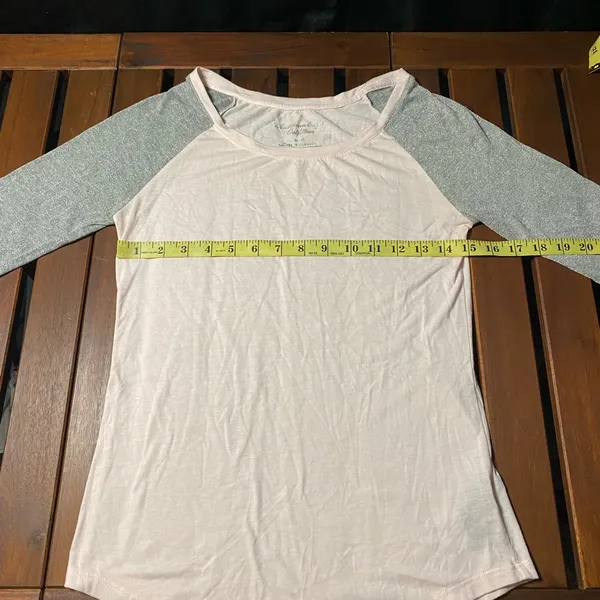 American Eagle Outfitters Women's Pink and Gray Raglan Top size M - Image 4