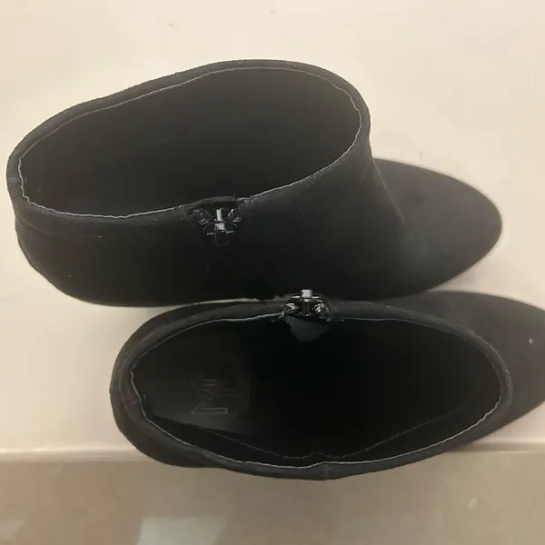 Booties Chic Black Ankle see pictures for size. Cannot read but I think 6 1/2 - Image 10