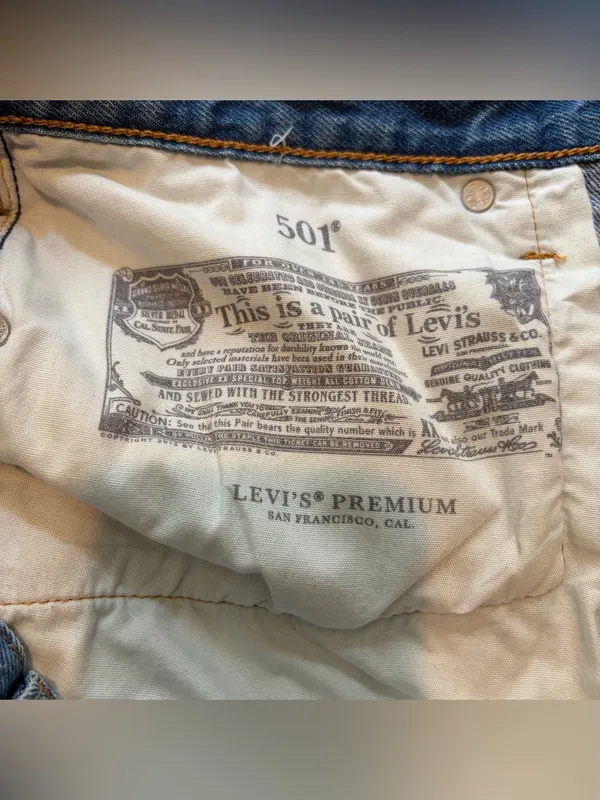 Levi’s 501 Boyfriend Straight Distressed Jeans. Medium Wash. Size: 30. - Image 8