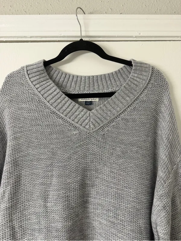American Eagle Light Gray Oversized Knit Heavyweight Sweater V-Neck Size Small - Image 3