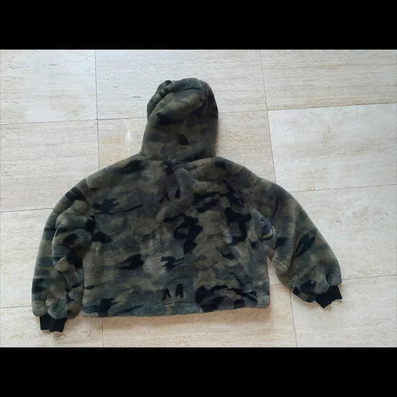 Forever 21 green faux fur camo crop hooded sweater small‎ - Image 4