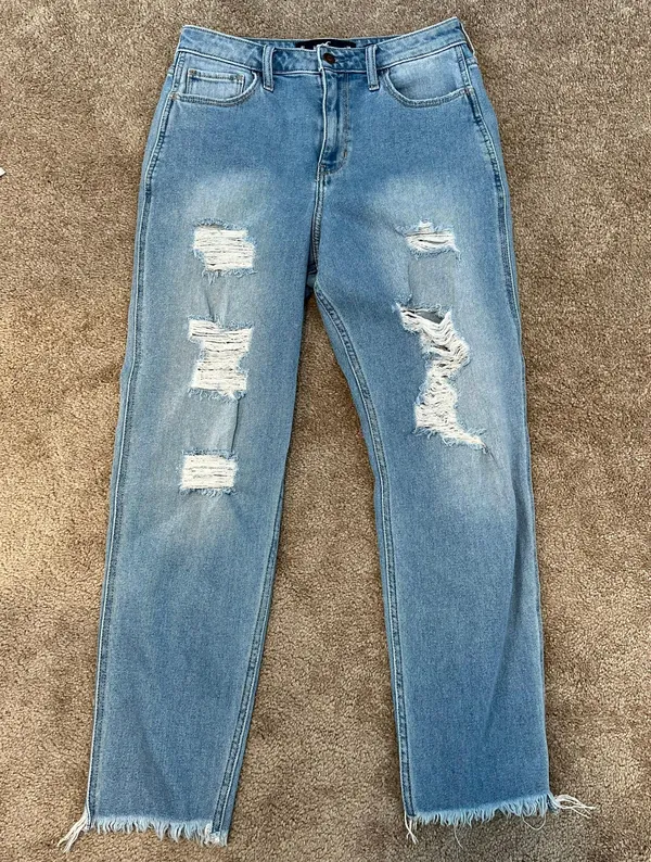 Ripped Mom Jeans - Image 4