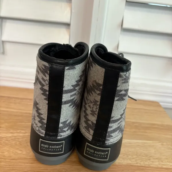 Simply Southern Gray And Black Aztec Print Duck Boot Size 7‎ - Image 8