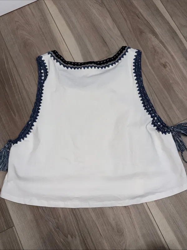 Storia white crochet trim tassel sleeveless top size medium - Image 7
