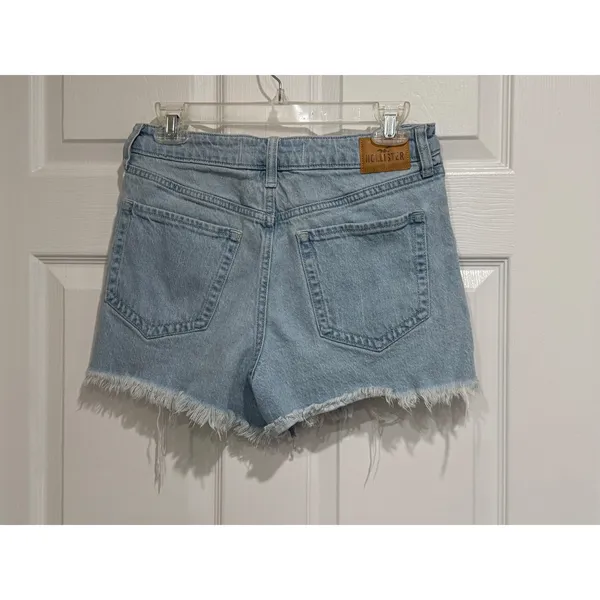 Hollister Ultra High-Rise‎ Mom Shorts Light Wash Distressed Denim W28 Size 6 - Image 3