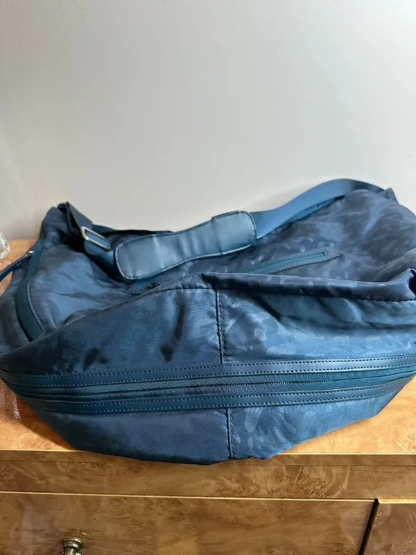 Lululemon Teal Blue Jacquard Expandable Hobo Gym Travel Shoulder Bag Large - Image 4